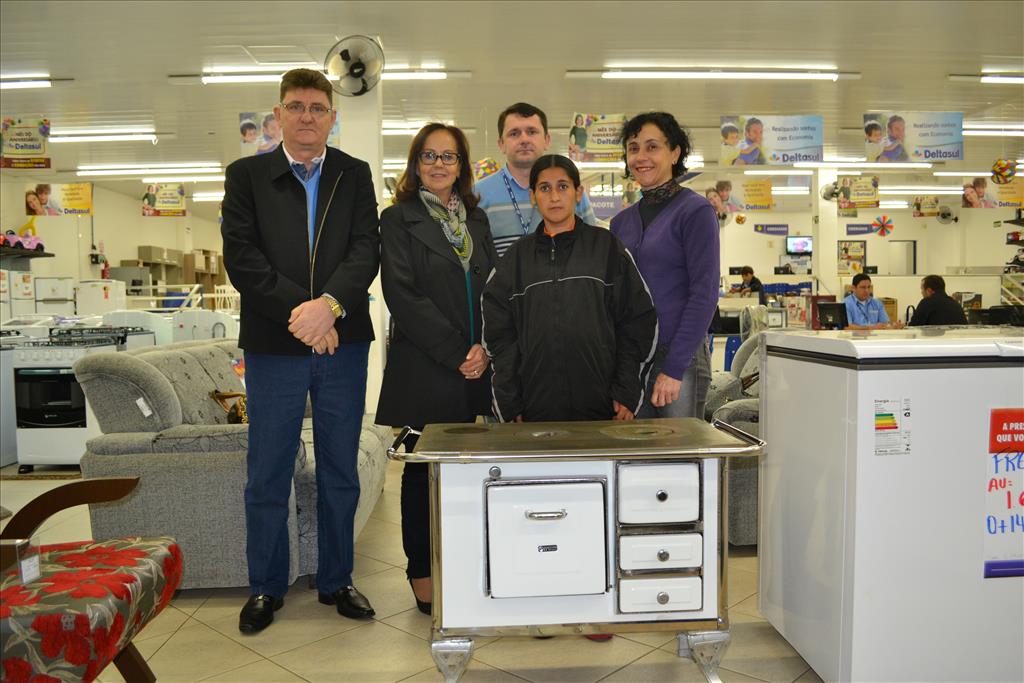 Entregue fogão a lenha doado pela Deltasul